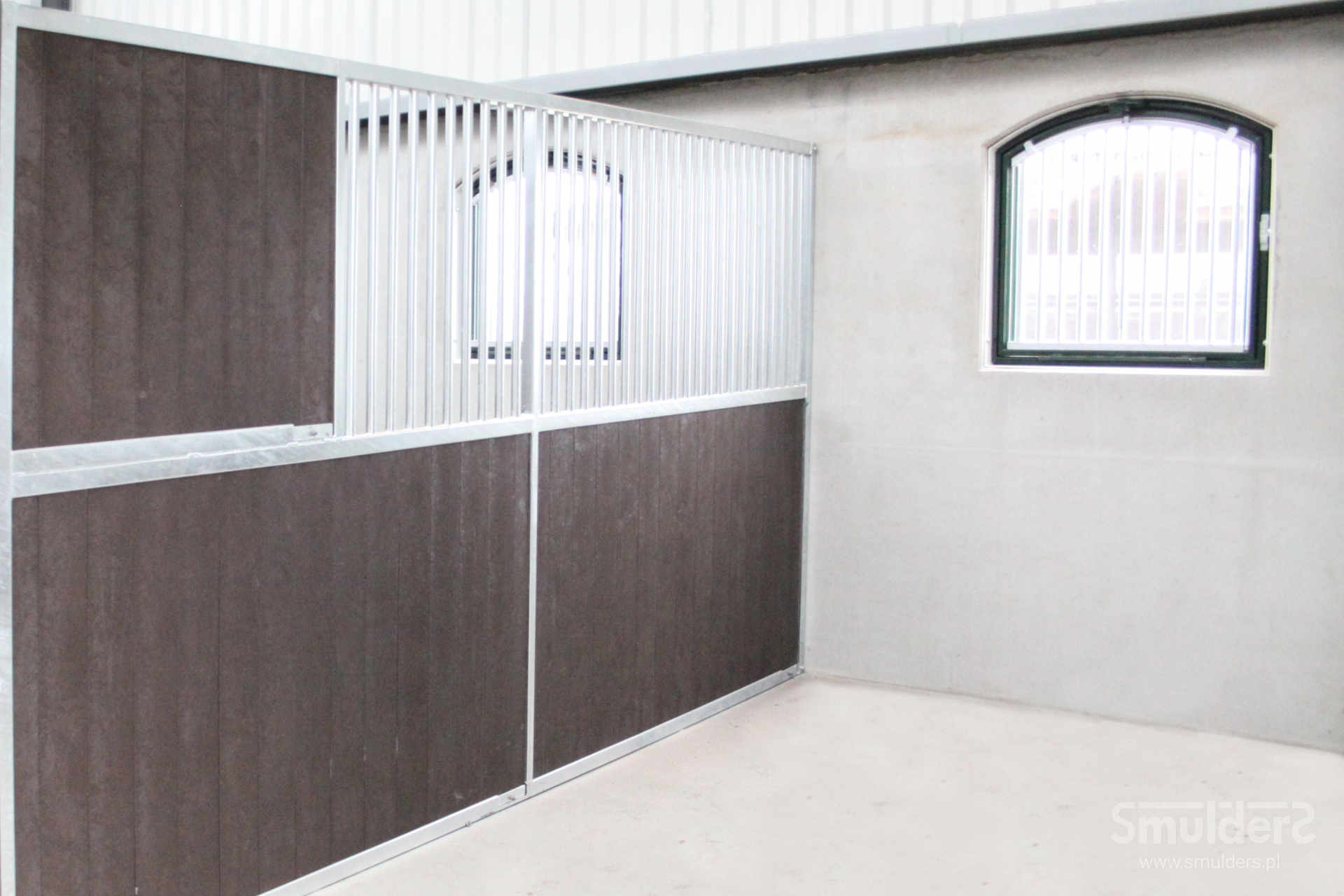 Professional-Series divider with privacy panel