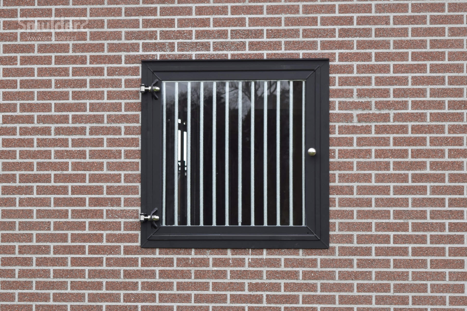 Straight window with safety glass